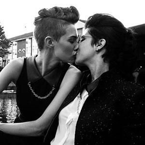 Бабы лесбиянки целуются после того как потрахались с использованием самотыков
