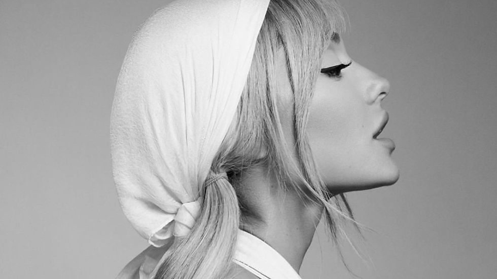 Ariana Grande Naked Lesbian - Ariana Grande Is Back! Here's When Her New Song Drops