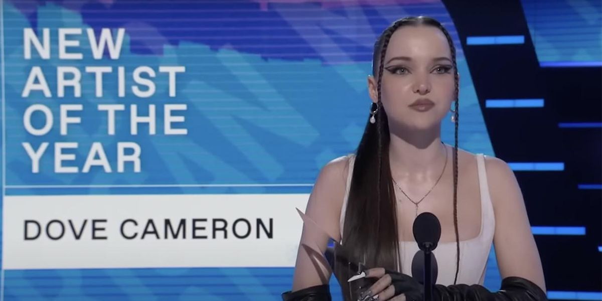 1200px x 600px - Here's How Dove Cameron Honored The Colorado Springs Victims At The AMAs