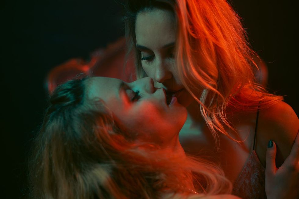 dream like lesbian kiss