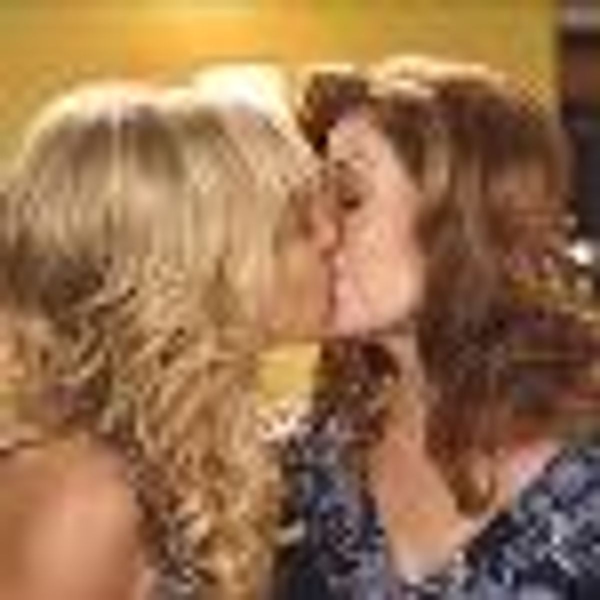 Julie Benz Turns Dana Delany Gay with a Single Kiss on 'Desperate Housewives'