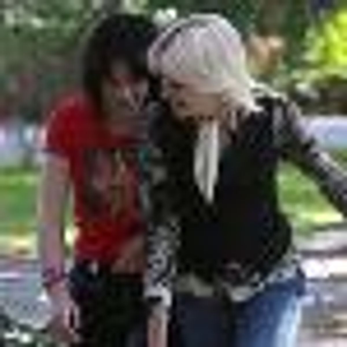 Dakota Fanning and Kristen Stewart Make-Out in Joan Jett Biopic