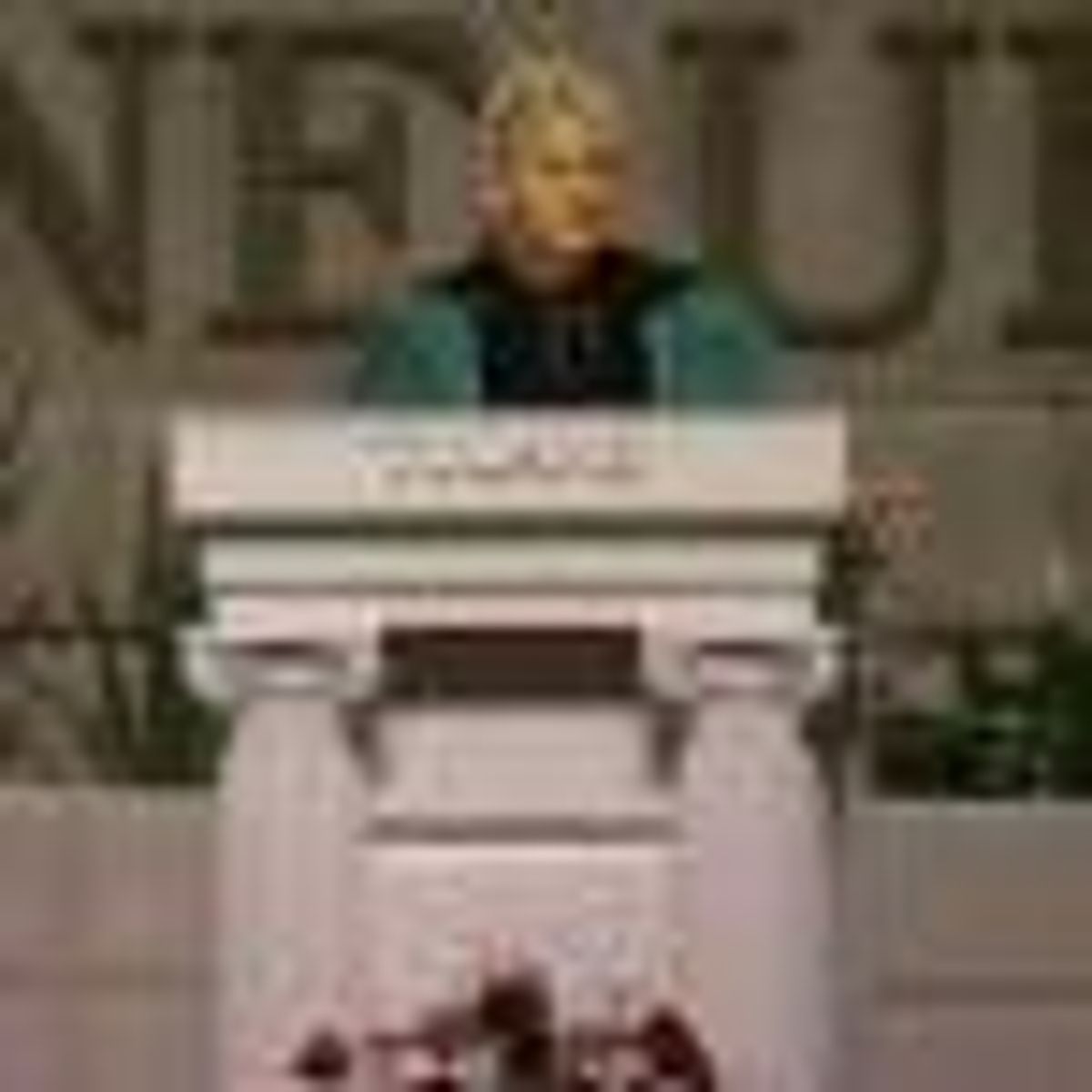 Ellen Degeneres Jokes to Tulane Grads that Many Will Be Gay!