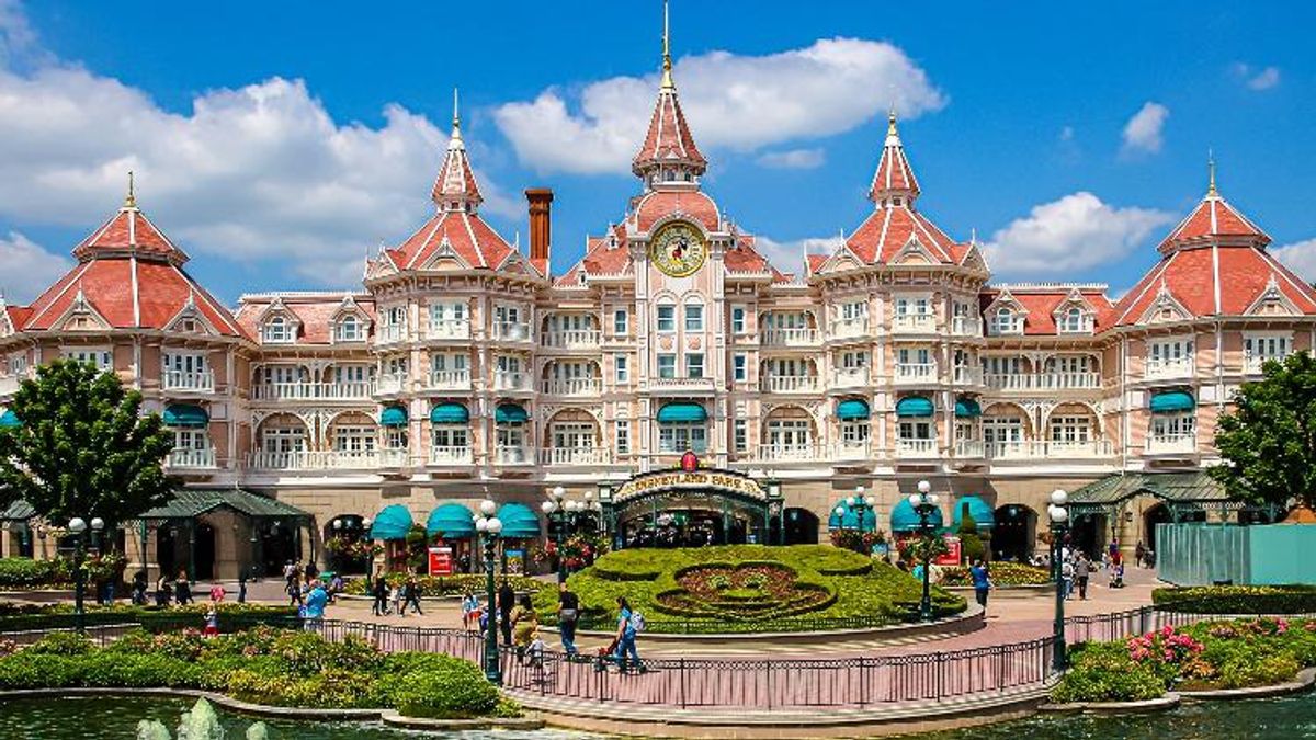 Disney Resort Replaces 'Ladies and Gentlemen' With 'Welcome Everyone'