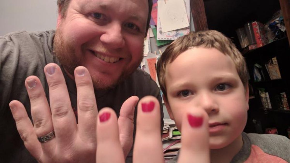 Dad Paints Nails to Support His Son Who Got Bullied