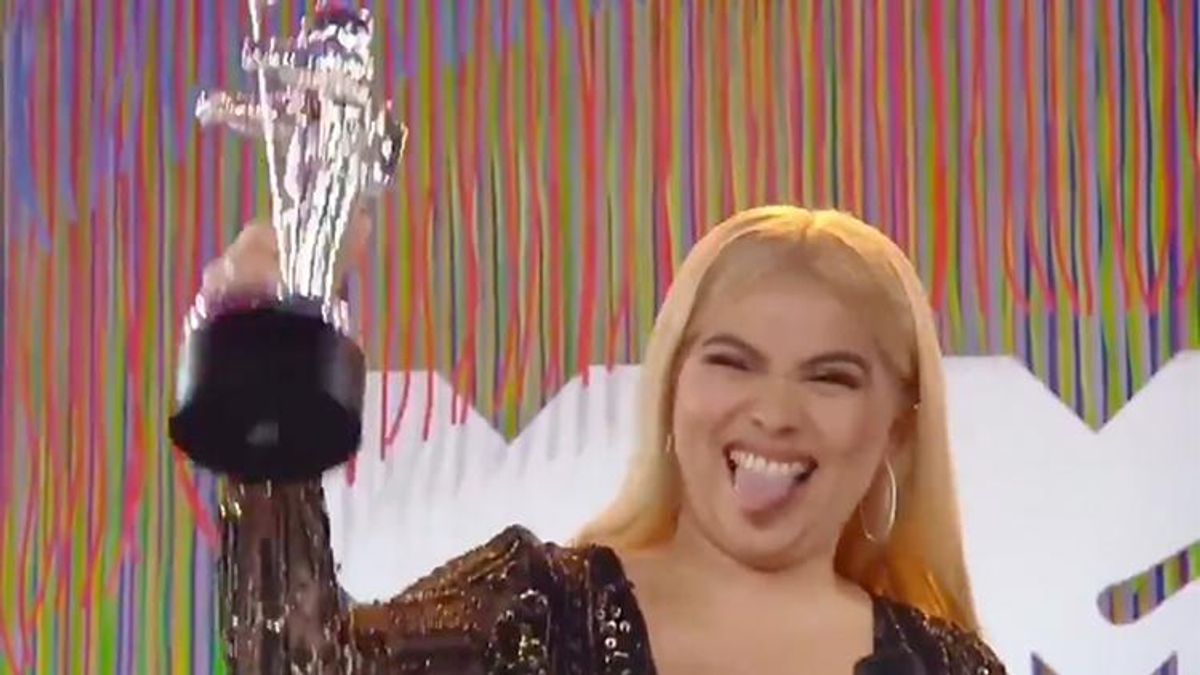 Hayley Kiyoko Tearfully Dedicates Her 1st VMA to Queer Women of Color