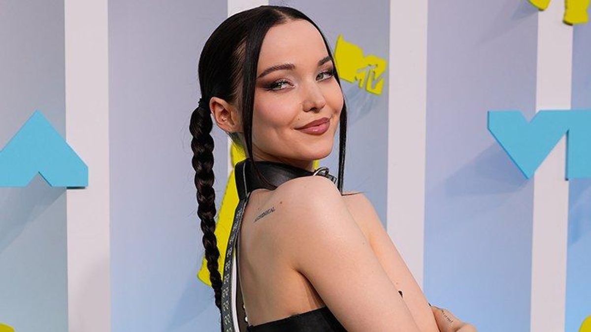 Dove Cameron Gives Love To Queer Kids In Her VMA Acceptance Speech