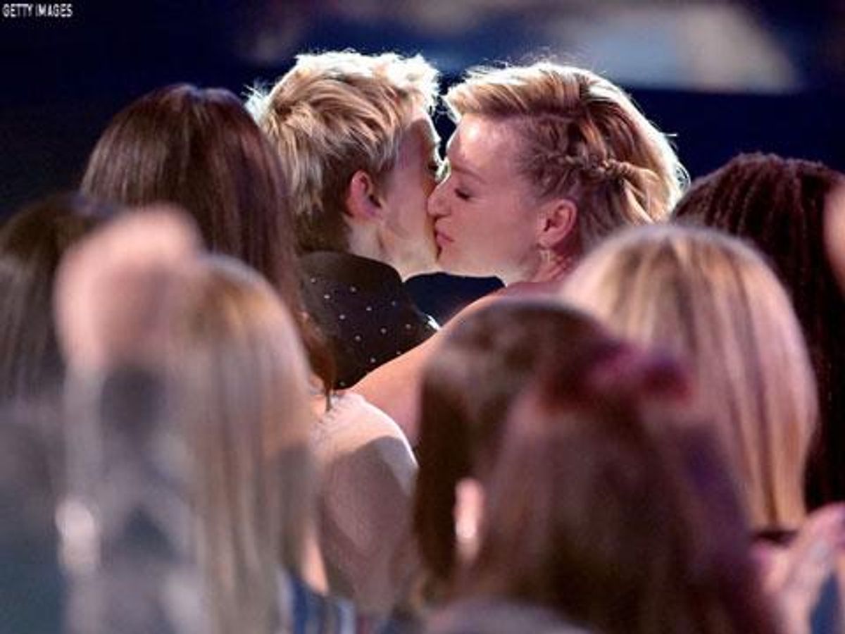 28 Gorgeous Pics of Ellen DeGeneres & Portia de Rossi Being Affectionate Through the Years 