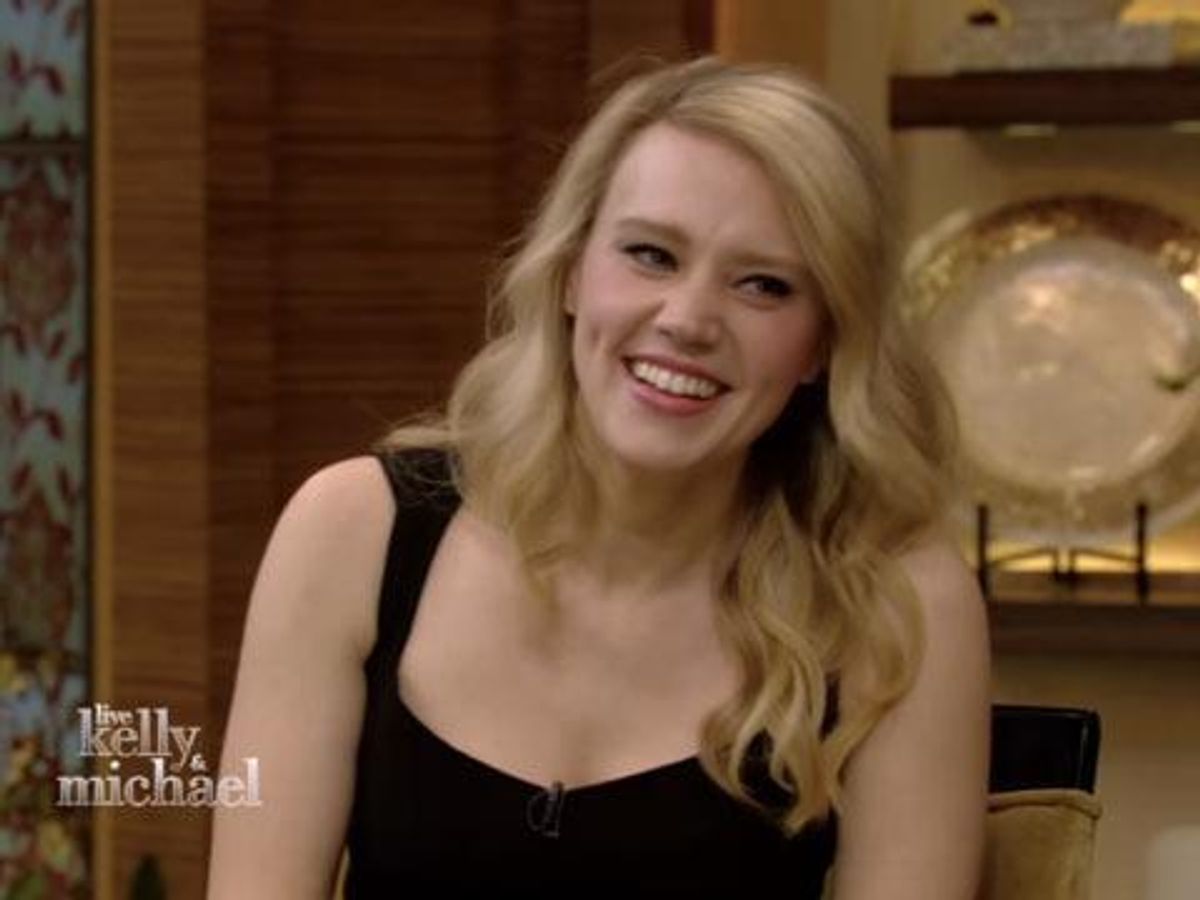 WATCH: Kate McKinnon and Kelly Ripa Meet the Long Island Medium