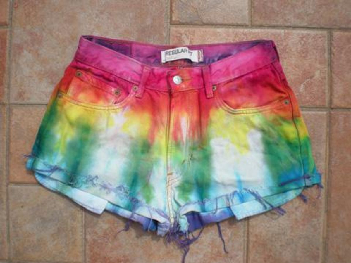 Tomboy Fashion: Pre-Pride Tie-Dye Party! 