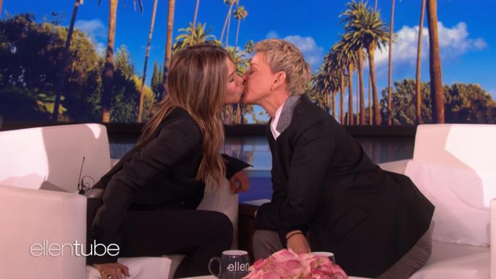 Jennifer Love Naked Lesbian - Jennifer Aniston Gave Ellen a Kiss on Her 'Soft Lips'