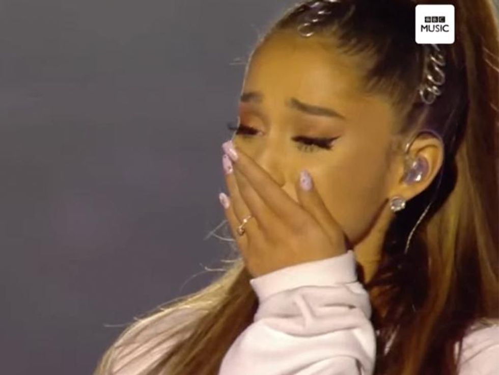 Lesbian Porn Ariana Grande Nudes - Ariana Grande Performed 'Somewhere Over the Rainbow' in Manchester and Now  I'm Ugly Crying