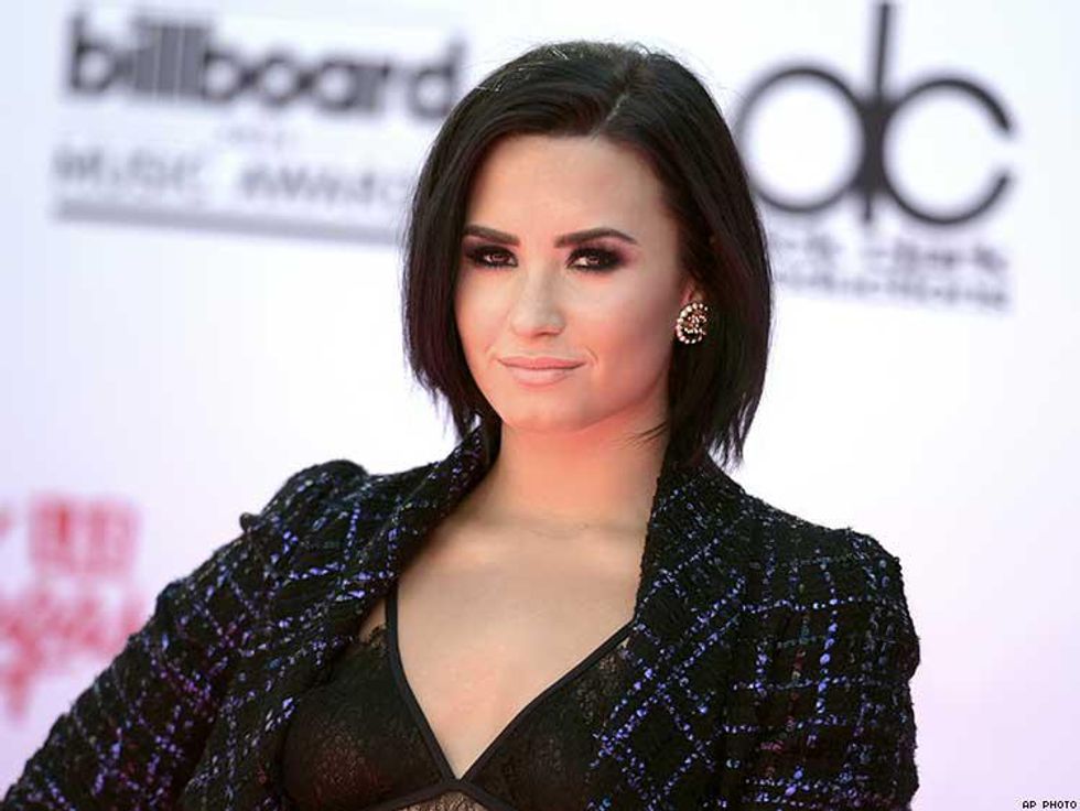 Demi Lovato Lesbian Porn - Demi Lovato's Sexuality 'Doesn't Need To Have a Label' and That's How She  Wants It