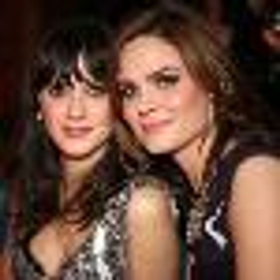 Zooey Deschanel Hardcore - Zooey and Emily Deschanel's Early Christmas Present to Lesbian Fans