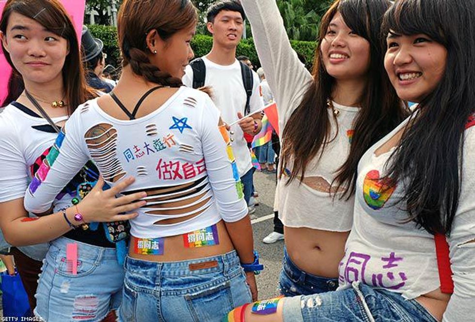 29 Glorious Pics of Women in Love at Pride Around the World