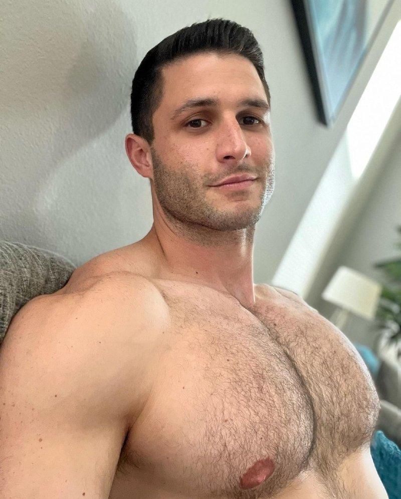 10 Queer Instahunks You Need to Follow on Instagram