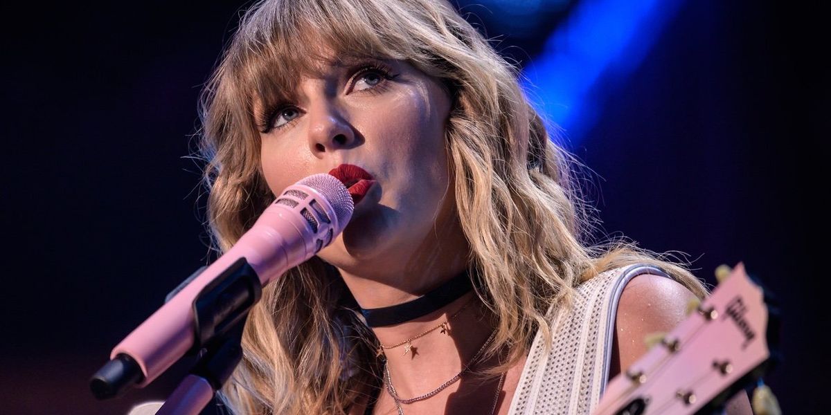 Taylor Swift Shares Moment With Kobe Bryant's Daughter During LA Show