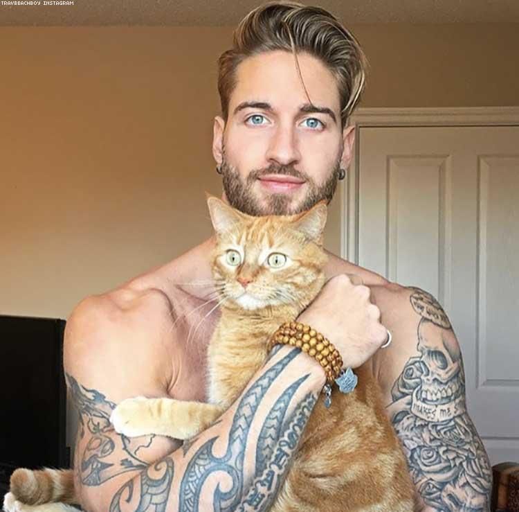 21 Purr-fect Pics of Shirtless Guys with Cats