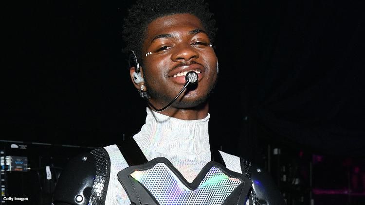 All Hail President Lil Nas X In Hilarious Futuristic Vmas Performance - panini lil nas x roblox id code get 300 robux